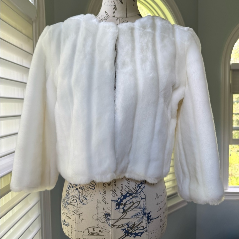 Tamari ivory Faux Fur cropped Jacket. Size Medium